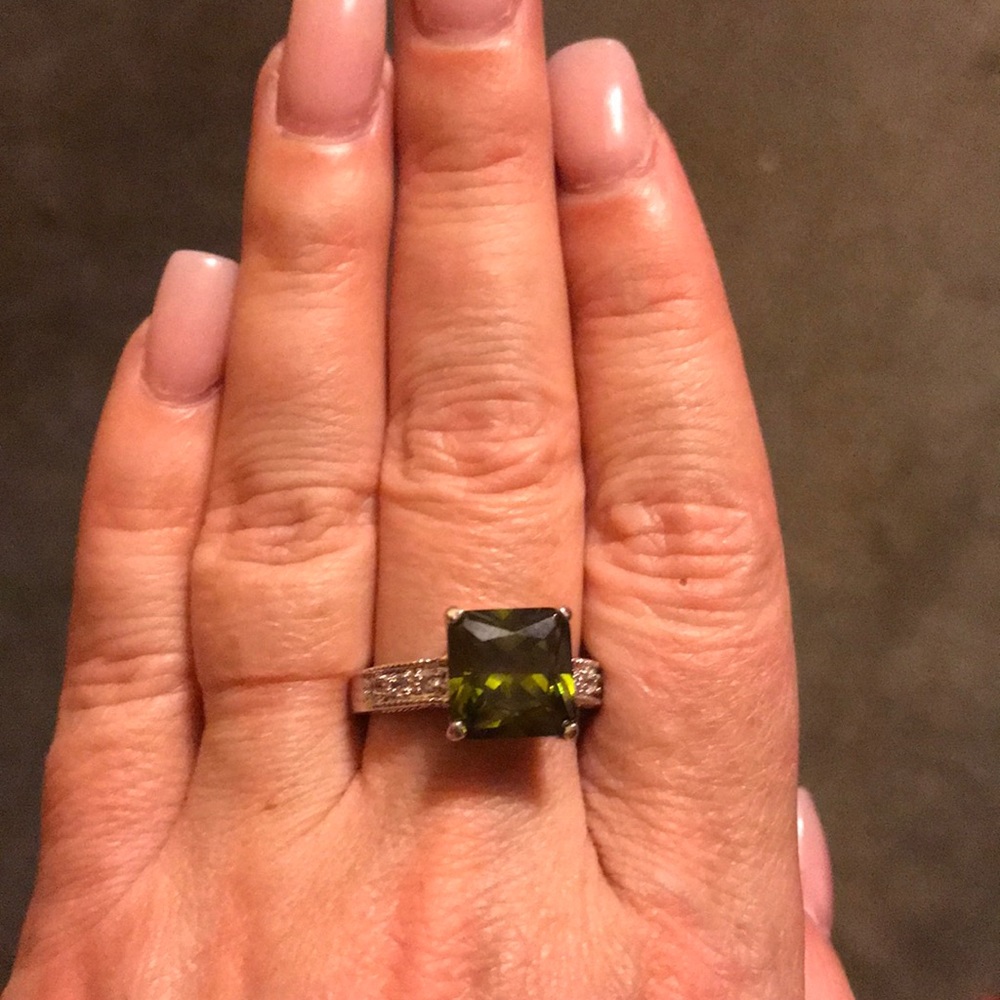 Cocktail ring peridot